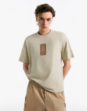 Khaki Urban Revivo Drop Shoulder Sleeve Crew Neck Men's T-Shirts | 37460HXNI