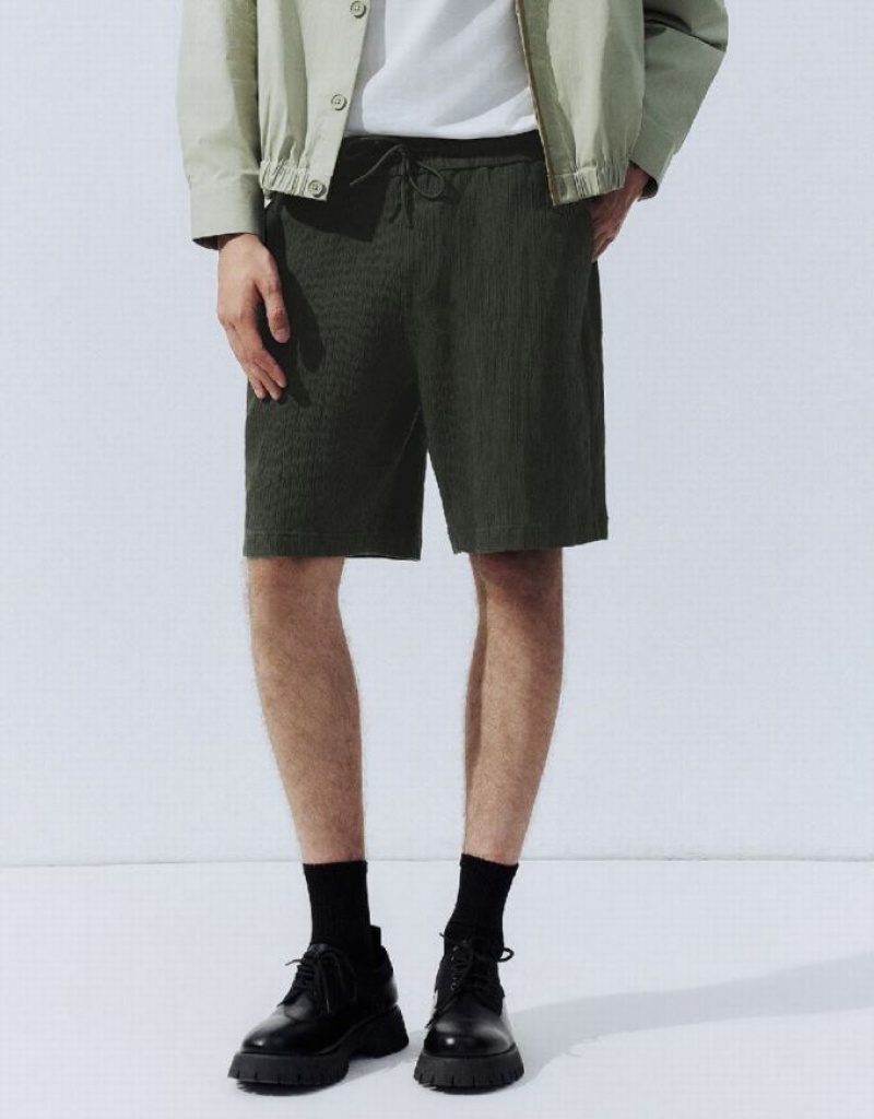 Green Urban Revivo Loose Men's Shorts | 58976JBZG