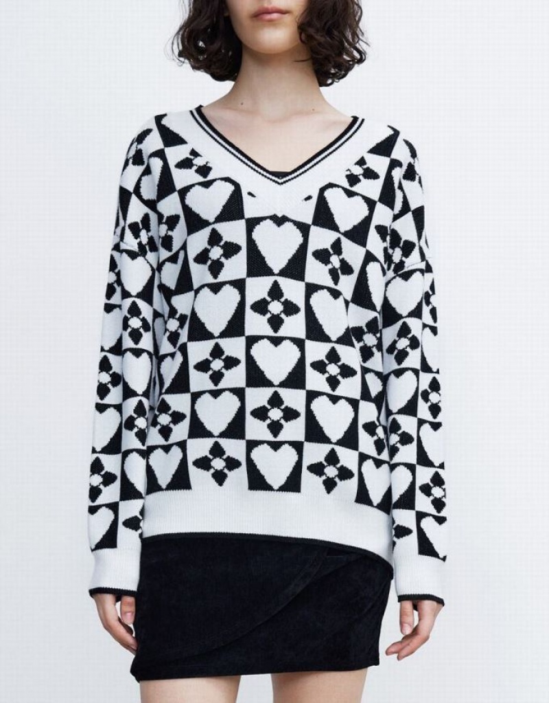 White / Black Urban Revivo Heart & Checkered Pattern Women's Sweaters | 63290BHGN