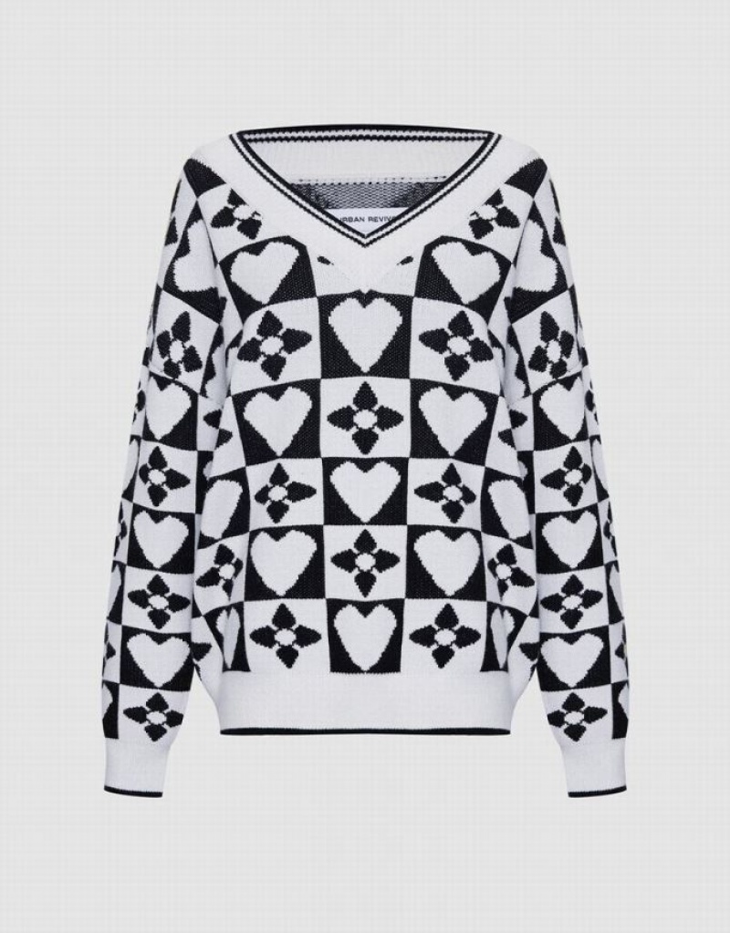 White / Black Urban Revivo Heart & Checkered Pattern Women\'s Sweaters | 63290BHGN